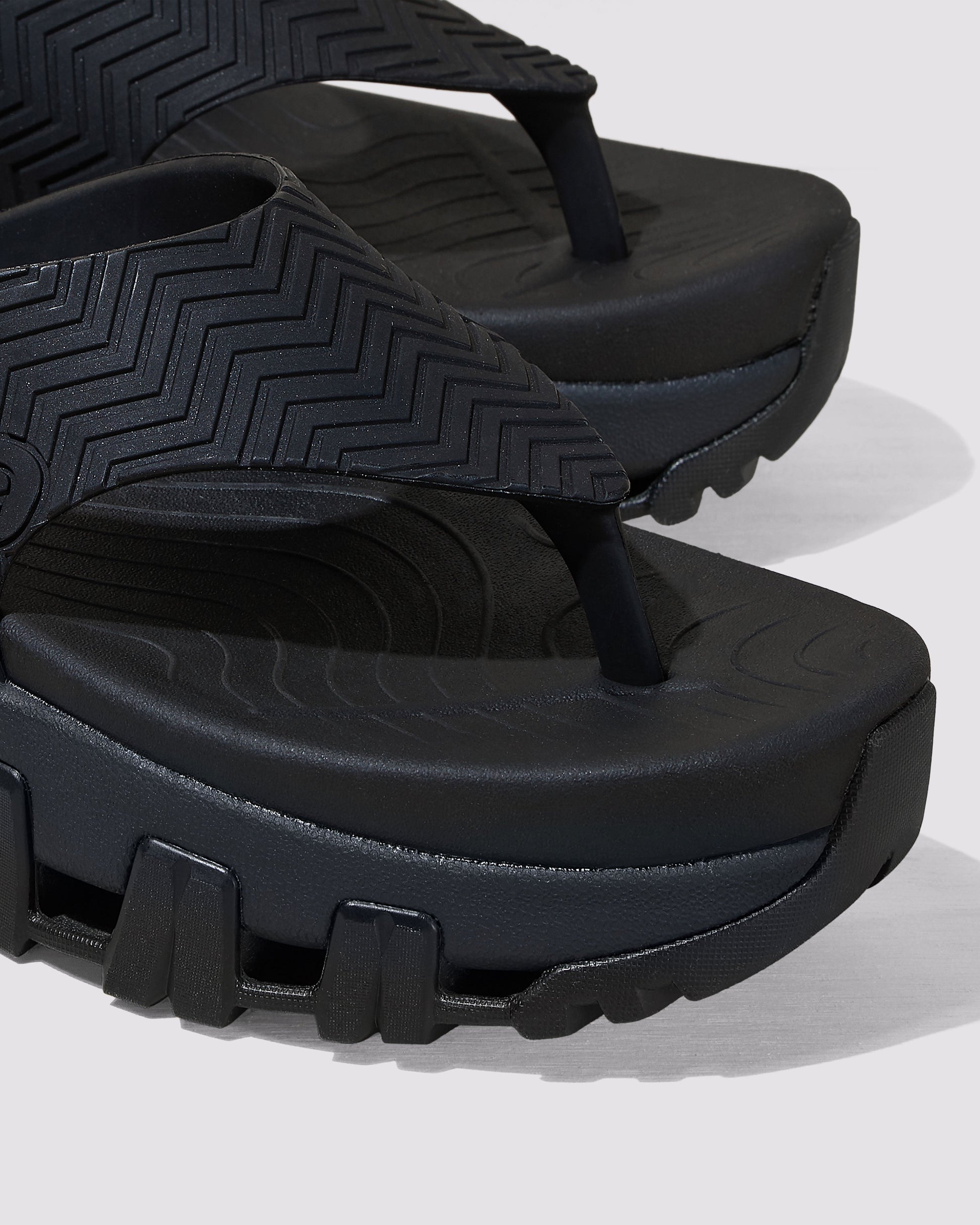 P448 Bondi Tux/Black Sneaker - Women